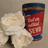 blå-rød-guld-rund-metal-kaffedåse-SEVO-forlang-Sevo-kaffe-hos-deres-købmand-gammel-dåse